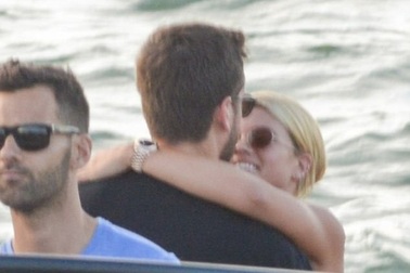 "Tay chơi" Scott Disick công khai tình tứ với con gái danh ca Hello