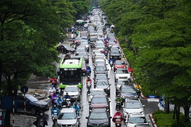 Mưa lớn do ảnh hưởng bão số 2: Giao thông Hà Nội tê liệt, ùn tắc kéo dài