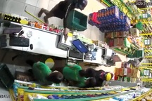 Hai thanh niên nghi cầm súng xông vào cướp tại cửa hàng bách hóa