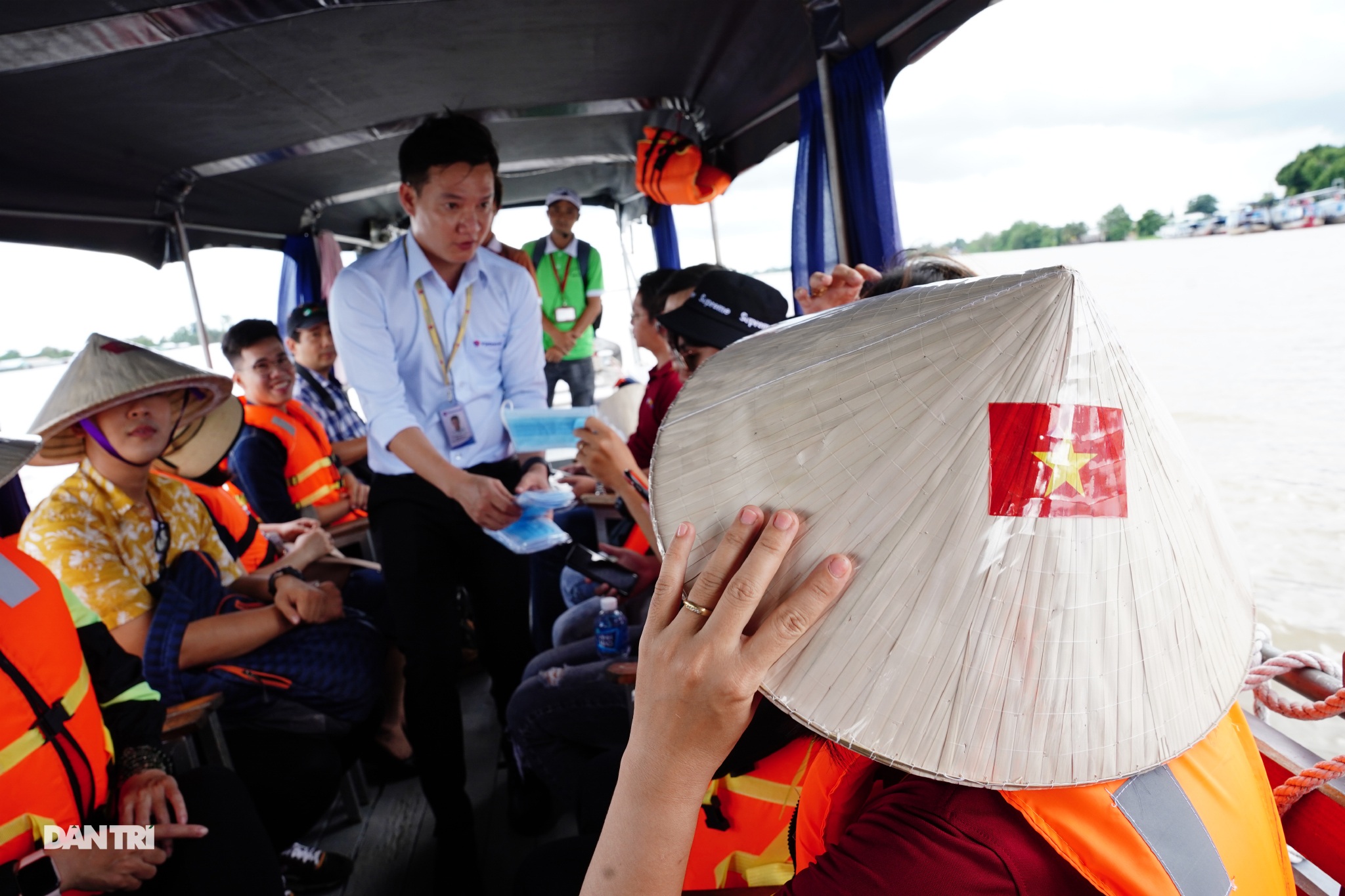 Về Cồn Sơn xem cá lóc… bú bình, ăn cơm phải… đút - 2