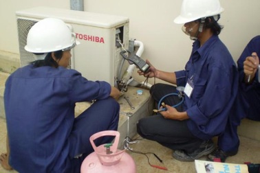 Thợ điều hòa, uống tăng lực chạy sô mùa nóng