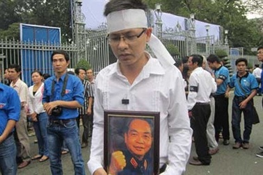 Nước mắt người trẻ trong lễ Quốc tang Đại tướng