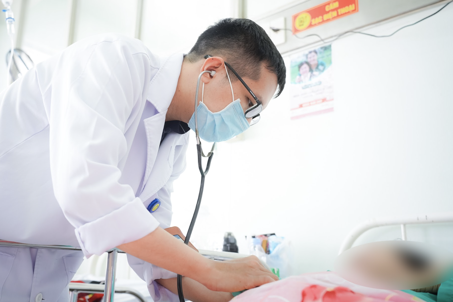 Ô tô chở đoàn hành hương 24 người tông vào xe tải, nhiều nạn nhân cấp cứu - 1