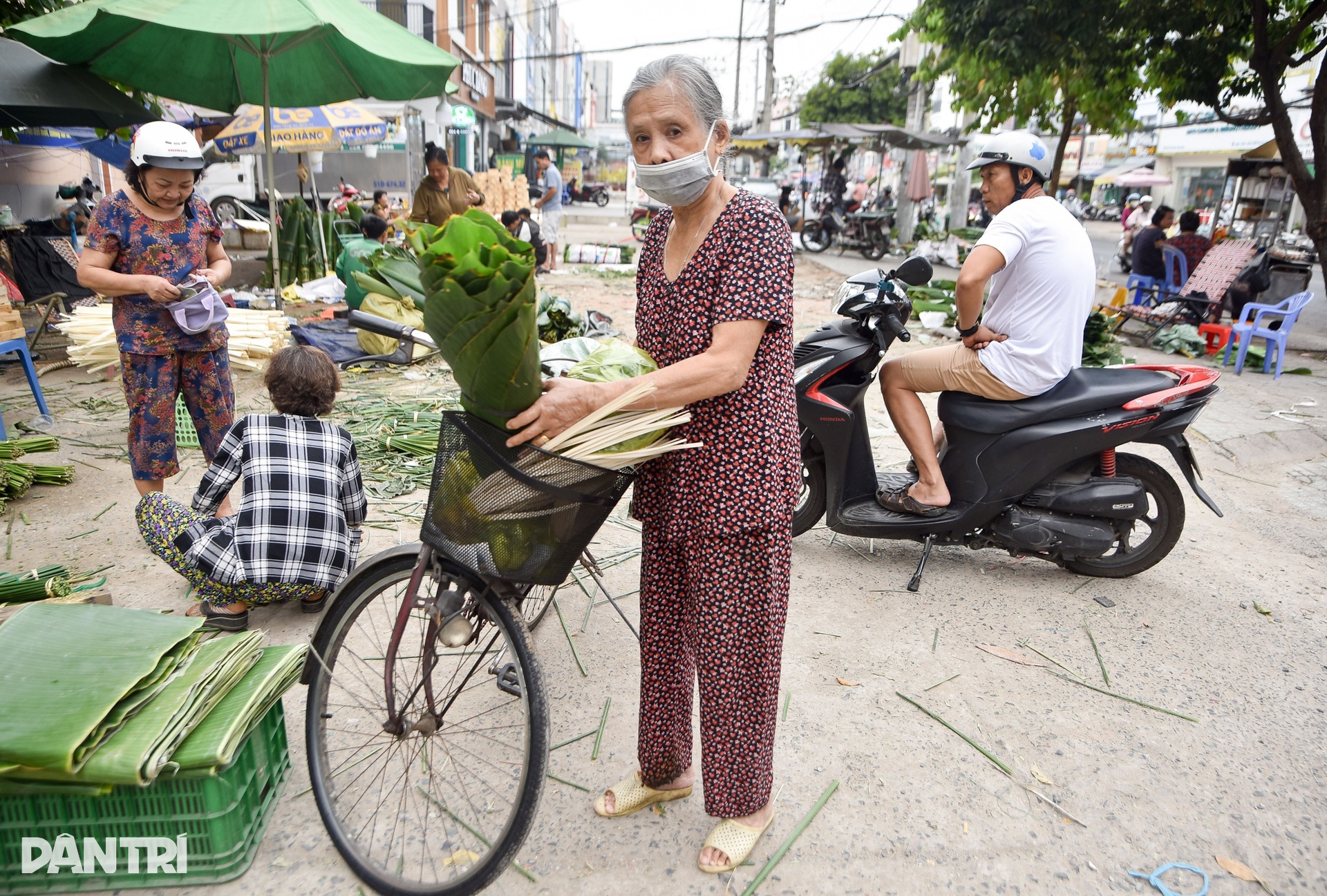 Tiểu thương bán tháo lá dong tại khu chợ một năm mở một lần ở TPHCM - 6 Tiểu thương bán tháo lá dong tại khu chợ một năm mở một lần ở TPHCM - 6