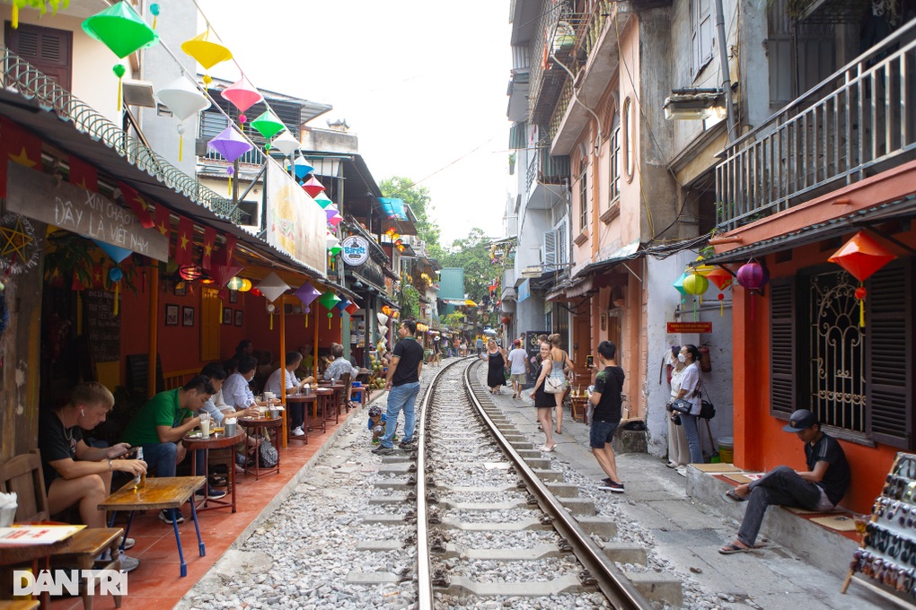 Chủ quán cà phê đường tàu Hà Nội trang bị loa, dựng rào cảnh báo du khách - 1 Chủ quán cà phê đường tàu Hà Nội trang bị loa, dựng rào cảnh báo du khách - 1