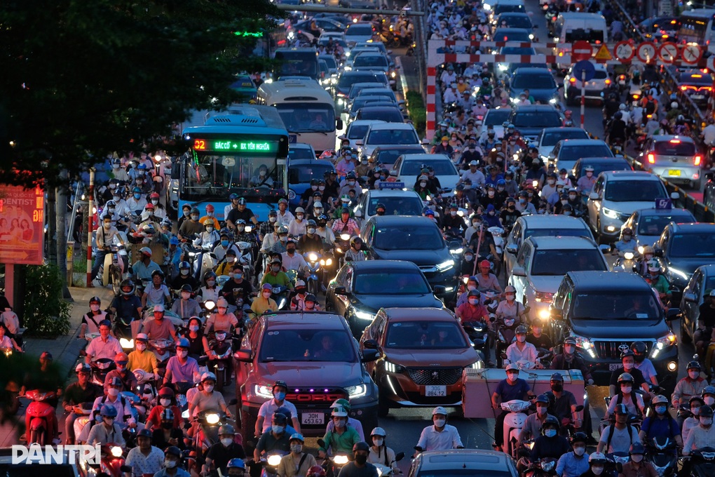 Hà Nội: Biển người chen chúc giờ tan tầm - 5 Hà Nội: Biển người chen chúc giờ tan tầm - 5