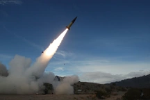 Ukraine phóng loạt tên lửa tầm bắn 300km tấn công Nga