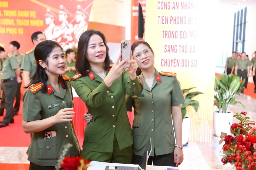 Thiếu tướng Ngô Hoài Thu: Nữ CAND có sức mạnh mềm khi đấu tranh tội phạm - 3 Thiếu tướng Ngô Hoài Thu: Nữ CAND có sức mạnh mềm khi đấu tranh tội phạm - 3