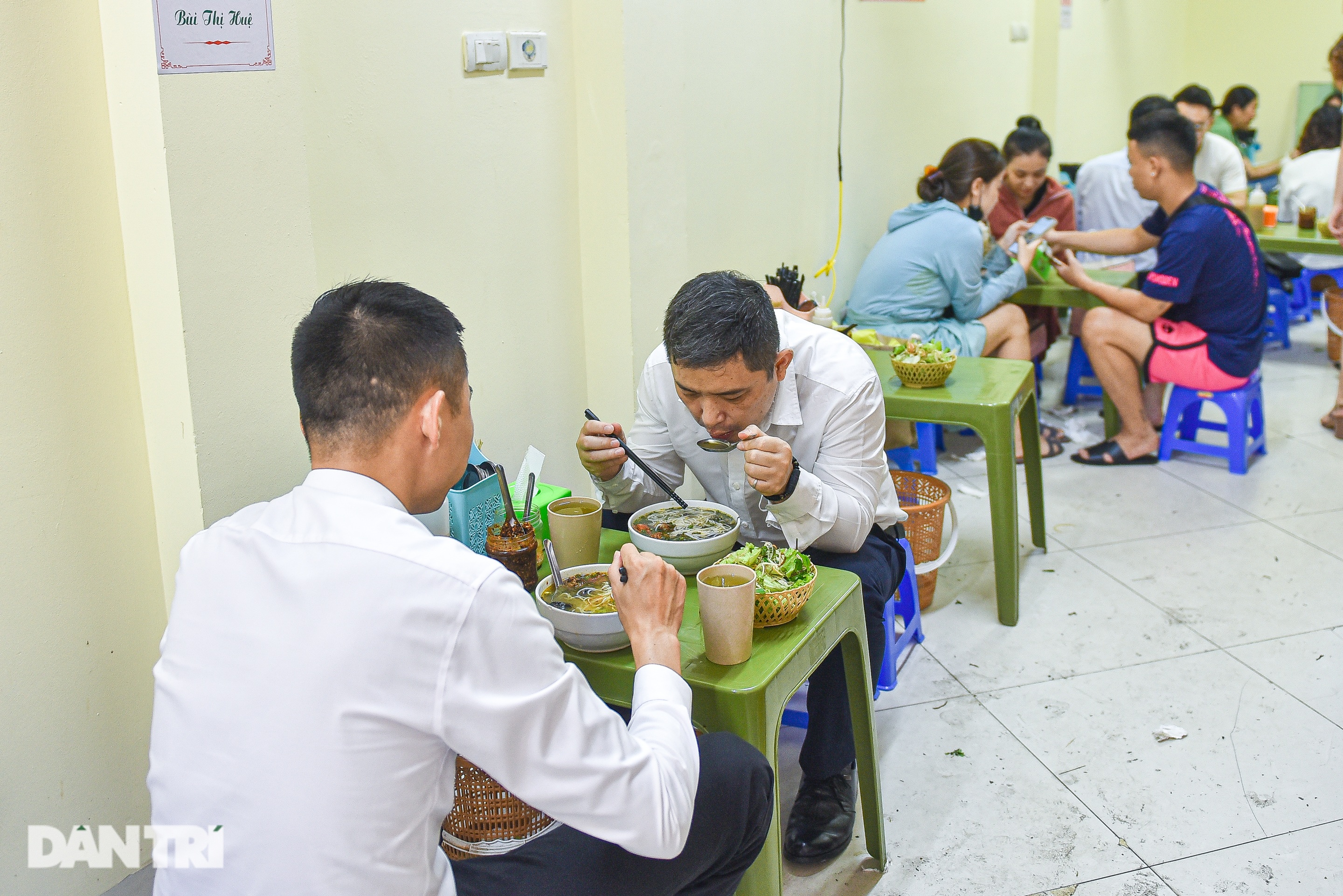 Quán bún ốc vị xưa hơn 30 năm tuổi, bán 500 bát/ngày ở Hà Nội - 9 Quán bún ốc vị xưa hơn 30 năm tuổi, bán 500 bát/ngày ở Hà Nội - 9