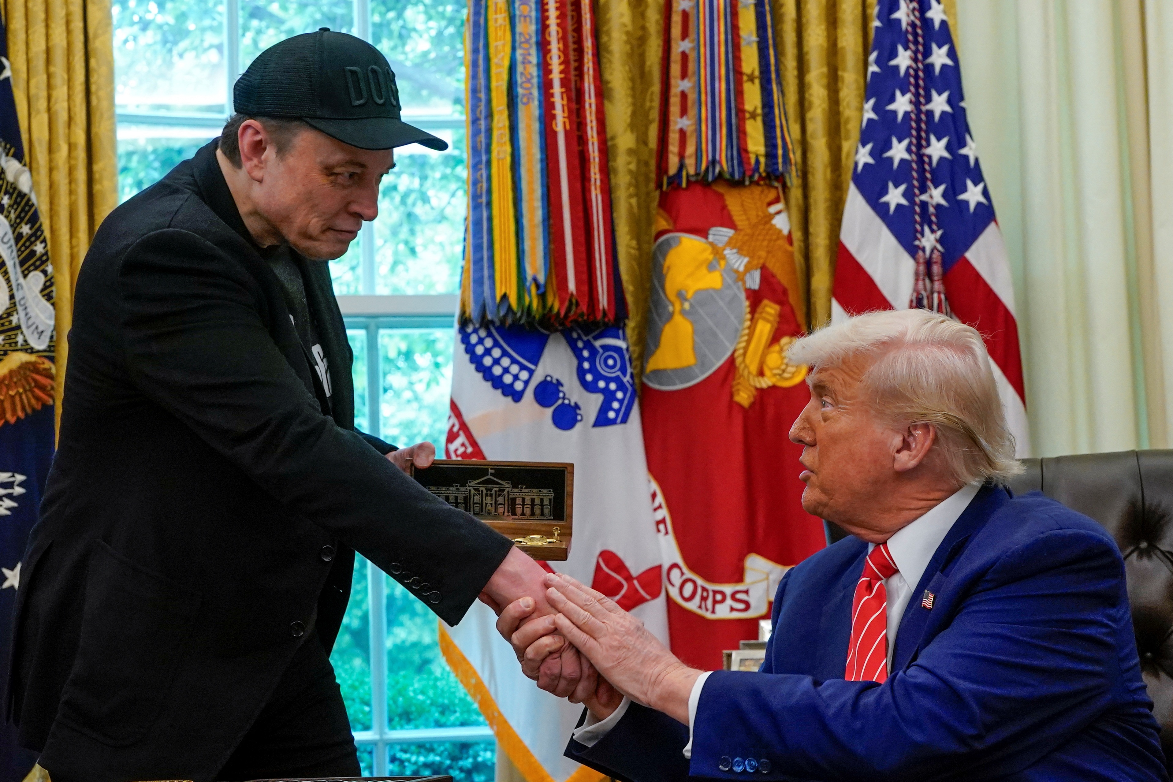 Nước Mỹ nín thở dõi theo cuộc khẩu chiến giữa ông Trump và tỷ phú Musk - 1