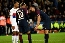 Neymar và Cavani tranh nhau đá penalty vì… tiền