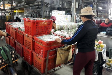 Hành động của ông chủ giàu có chợ Long Biên khiến nữ phu xe bật khóc