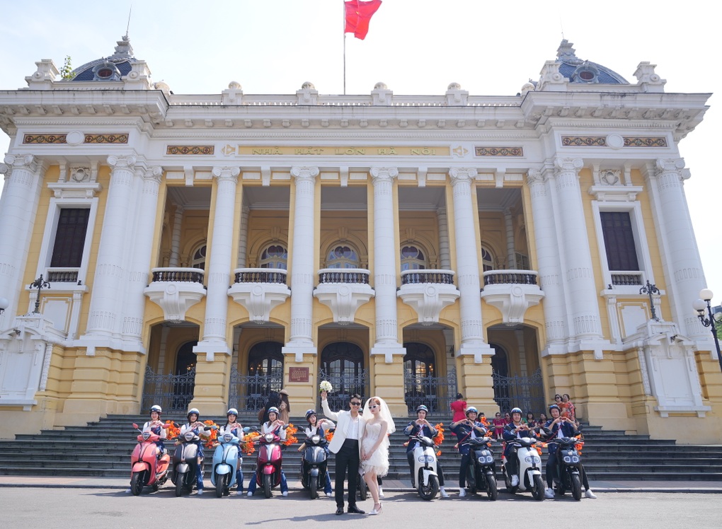 Bộ đôi Grande và Neos trao nghìn bó hoa tươi thắm nhân ngày 20/10 - 1 Bộ đôi Grande và Neos trao nghìn bó hoa tươi thắm nhân ngày 20/10 - 1