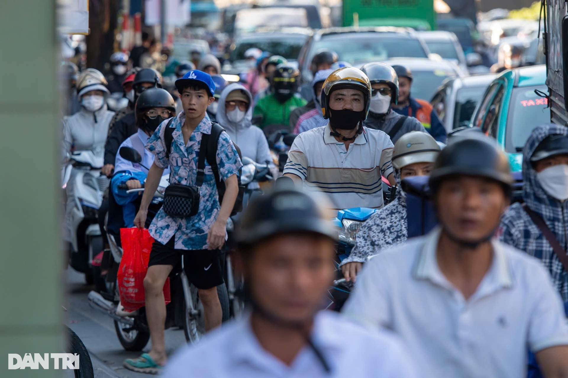 Người dân ùn ùn về quê nghỉ lễ 2/9, Vành đai 3 trên cao ùn tắc hơn 5km - 4