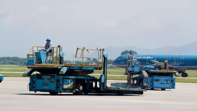 Giám sát chặt chẽ hoạt động của các phương tiện hoạt động trong khu bay - Ảnh 1. Giám sát chặt chẽ hoạt động của các phương tiện hoạt động trong khu bay - Ảnh 1.