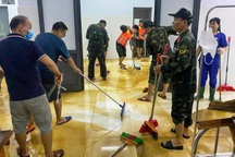 Lũ rút để lại lớp bùn dày trong hai bệnh viện lớn ở Đà Nẵng