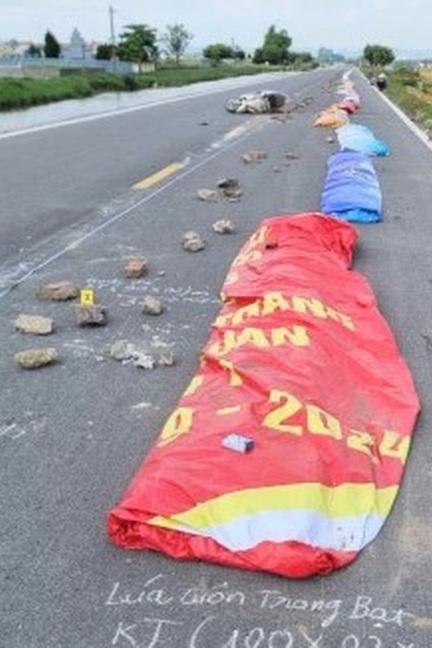 Chặn đường phơi thóc: Không chỉ là chuyện cản trở giao thông