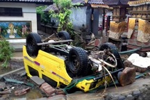 Cảnh tượng tan hoang tại Indonesia sau trận sóng thần khiến 62 người chết