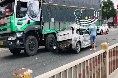 Cả gia đình thoát chết đầy may mắn khi bị kẹp giữa 2 xe tải