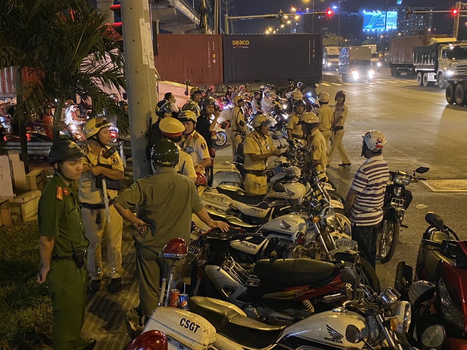 Cảnh sát cửa ngõ Sài Gòn xử lý hàng trăm trường hợp vi phạm giao thông - 1 Cảnh sát cửa ngõ Sài Gòn xử lý hàng trăm trường hợp vi phạm giao thông - 1