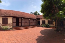 Nhà gỗ trăm tuổi giữa sân vườn xanh mát đẹp hiếm có ở ngoại thành Hà Nội