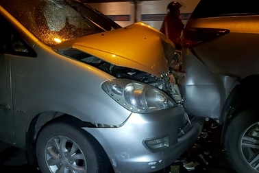 Tai nạn giao thông liên hoàn trên cầu Rạch Miễu khiến ùn tắc cả cây số