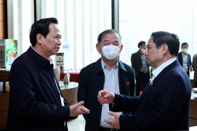 Thủ tướng Phạm Minh Chính trao đổi với Bộ trưởng Bộ LĐ-TB&XH Đào Ngọc Dung và đại biểu Quốc hội Lê Thanh Vân bên hành lang Quốc hội, kỳ họp bất thường lần thứ nhất.