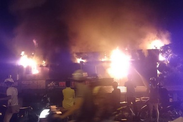 Hà Nội: Cháy kinh hoàng trong đêm, quán bar bị thiêu rụi