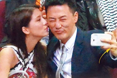 Lâm Phong không tiếc tiền mua quà cho bạn gái kém 14 tuổi