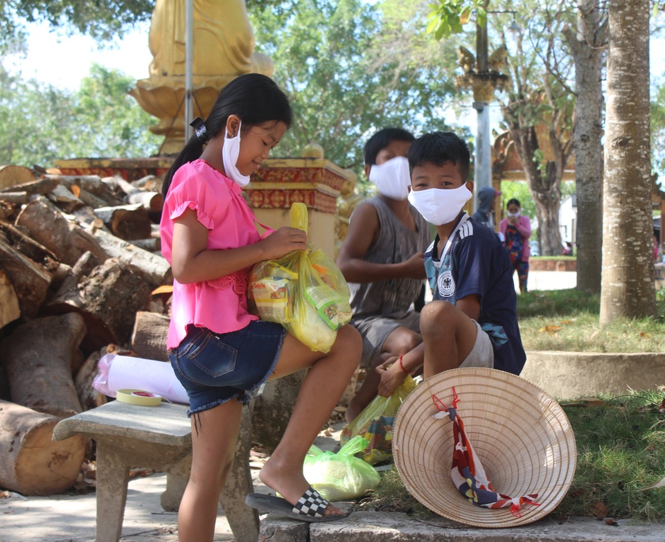 Bạc Liêu: “Cây ATM gạo” di động đến chùa hỗ trợ bà con lao động nghèo - 8 Bạc Liêu: “Cây ATM gạo” di động đến chùa hỗ trợ bà con lao động nghèo - 8