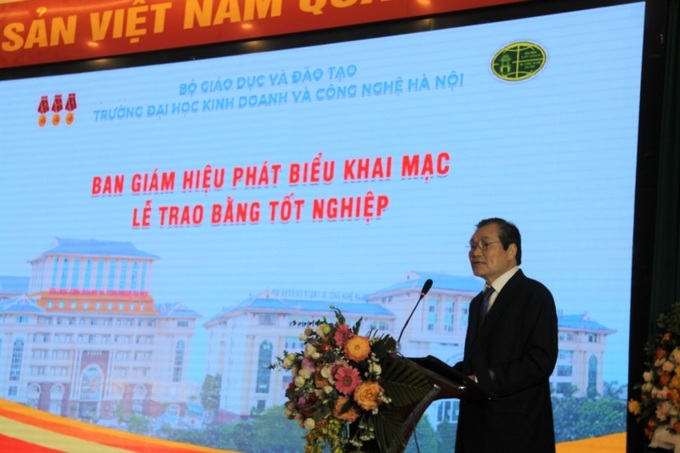PGS. TS. Phạm Dương Châu, Phó Hiệu trưởng nhà trường phát biểu khai mạc buổi lễ.