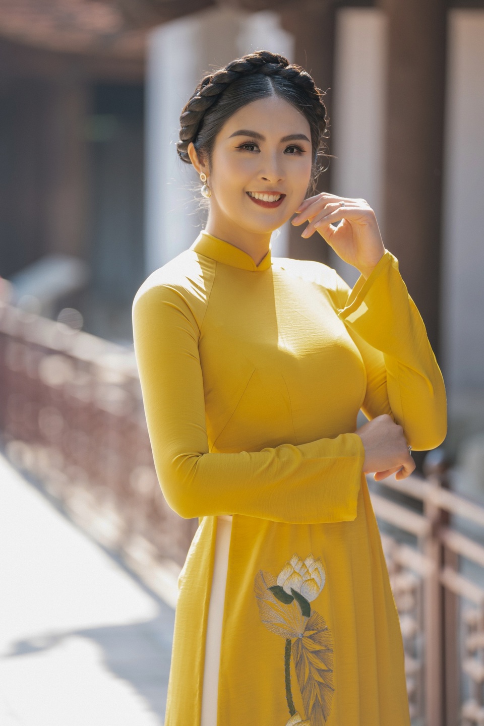 Hoa hậu Ngọc Hân mặc áo dài, dạo Văn Miếu ngày đầu năm - 8 Hoa hậu Ngọc Hân mặc áo dài, dạo Văn Miếu ngày đầu năm - 8