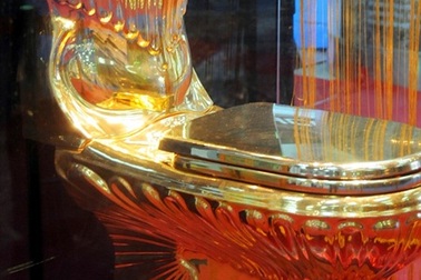 Độc đáo chiếc bồn cầu mạ vàng trị giá hơn 4 tỷ đồng