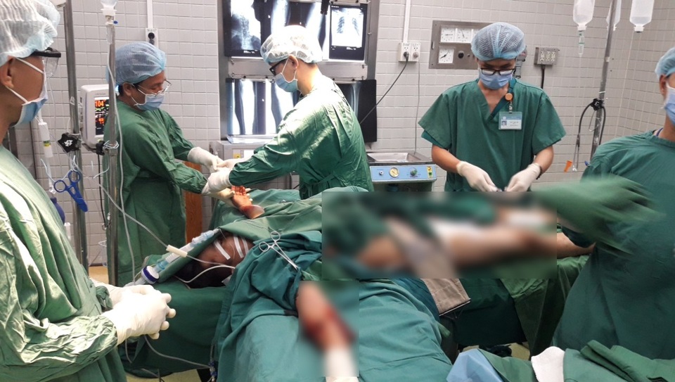 Cây cổ thụ bật gốc đè người đi đường chấn thương sọ não, gãy nát xương - 1 Cây cổ thụ bật gốc đè người đi đường chấn thương sọ não, gãy nát xương - 1