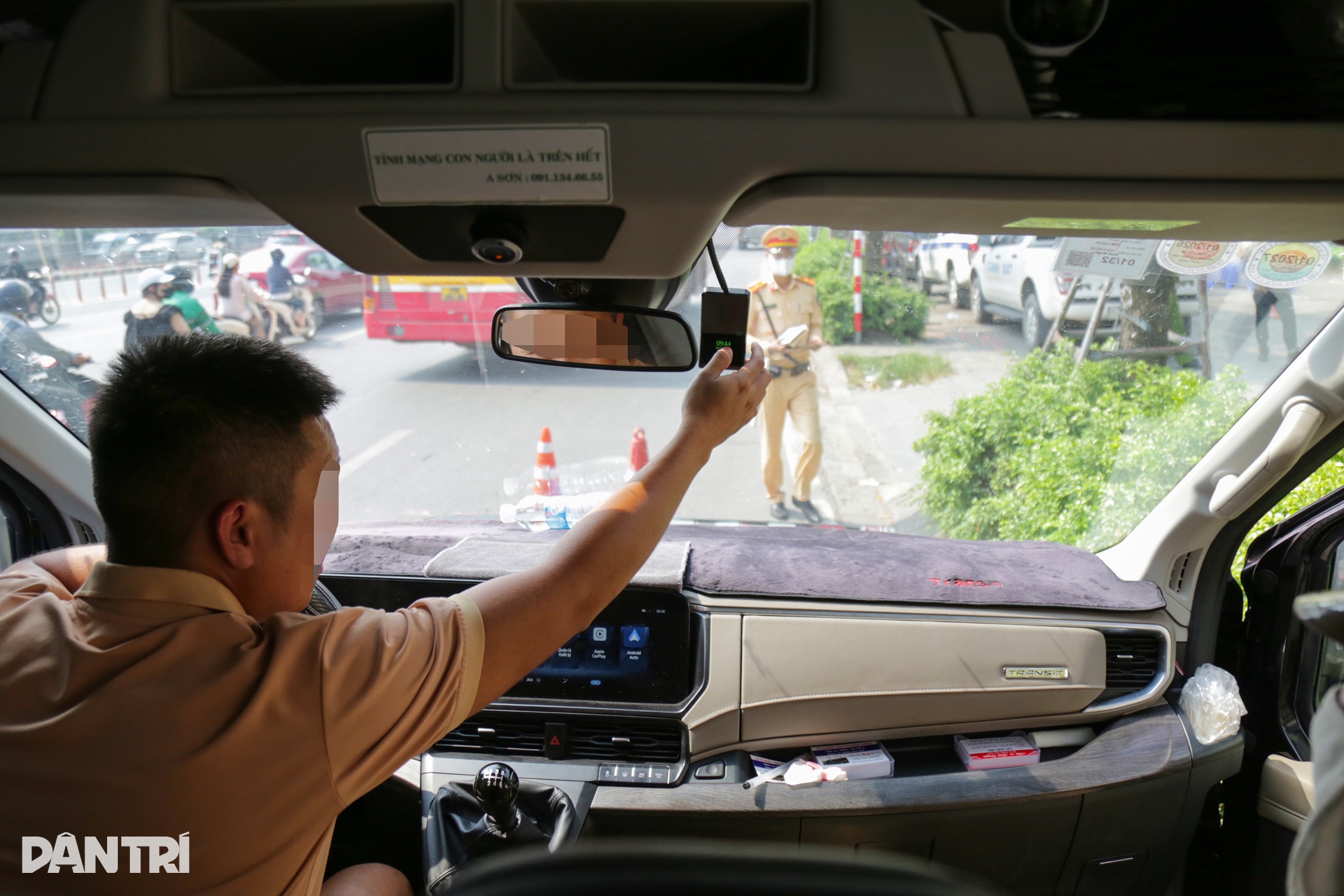 CSGT đi mô tô, dùng camera ghi hình tài xế đi vào làn khẩn cấp Vành đai 3 - 6
