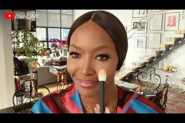 Naomi Campbell hướng dẫn trang điểm