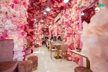 Quán cà phê như khu vườn cổ tích, trang trí ngập hoa hồng đẹp mê ly