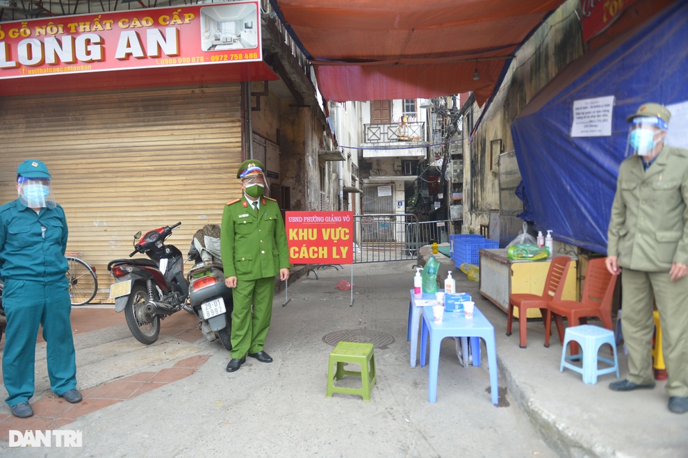 Hà Nội: Dựng rào chắn cao 2 m trước cửa UBND phường để chống dịch - 10 Hà Nội: Dựng rào chắn cao 2 m trước cửa UBND phường để chống dịch - 10