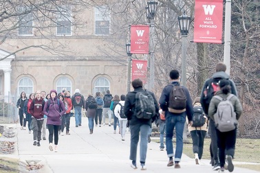 Đại dịch Covid-19, du học sinh Việt nên về hay ở: Lời khuyên từ bác sĩ