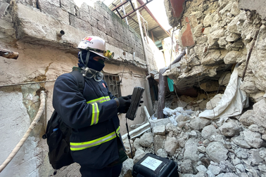 Công binh Việt Nam điều chó nghiệp vụ vào sâu khu vực đổ nát tại Thổ Nhĩ Kỳ