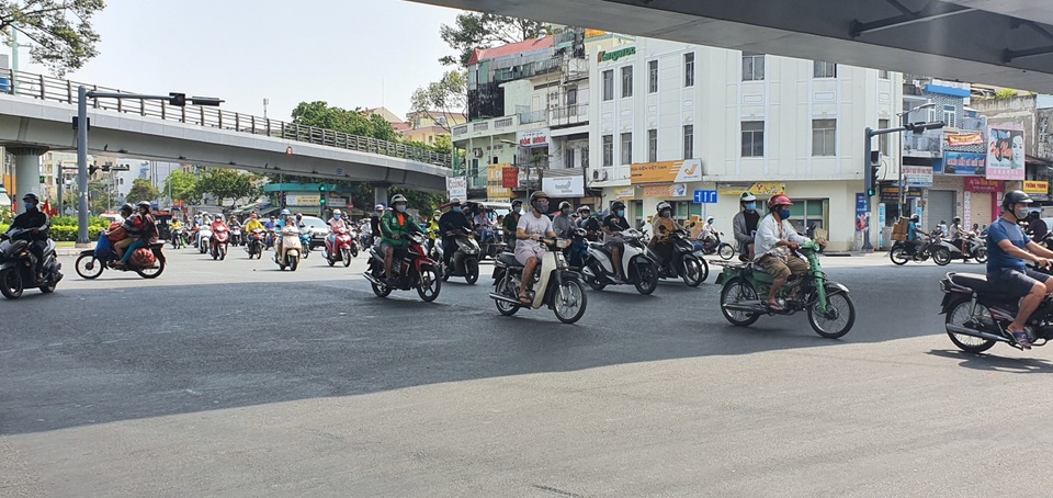 Người Sài Gòn ùa ra đường ngày không cách ly - 7 Người Sài Gòn ùa ra đường ngày không cách ly - 7