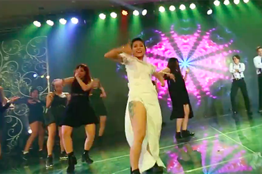 Cô dâu mặc váy xẻ nhảy quyến rũ bên chú rể trong ngày cưới