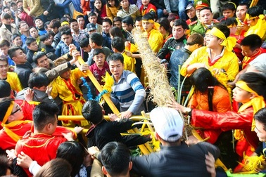 Bỏ “cướp lộc” hoa tre ở Lễ hội đền Sóc 2018