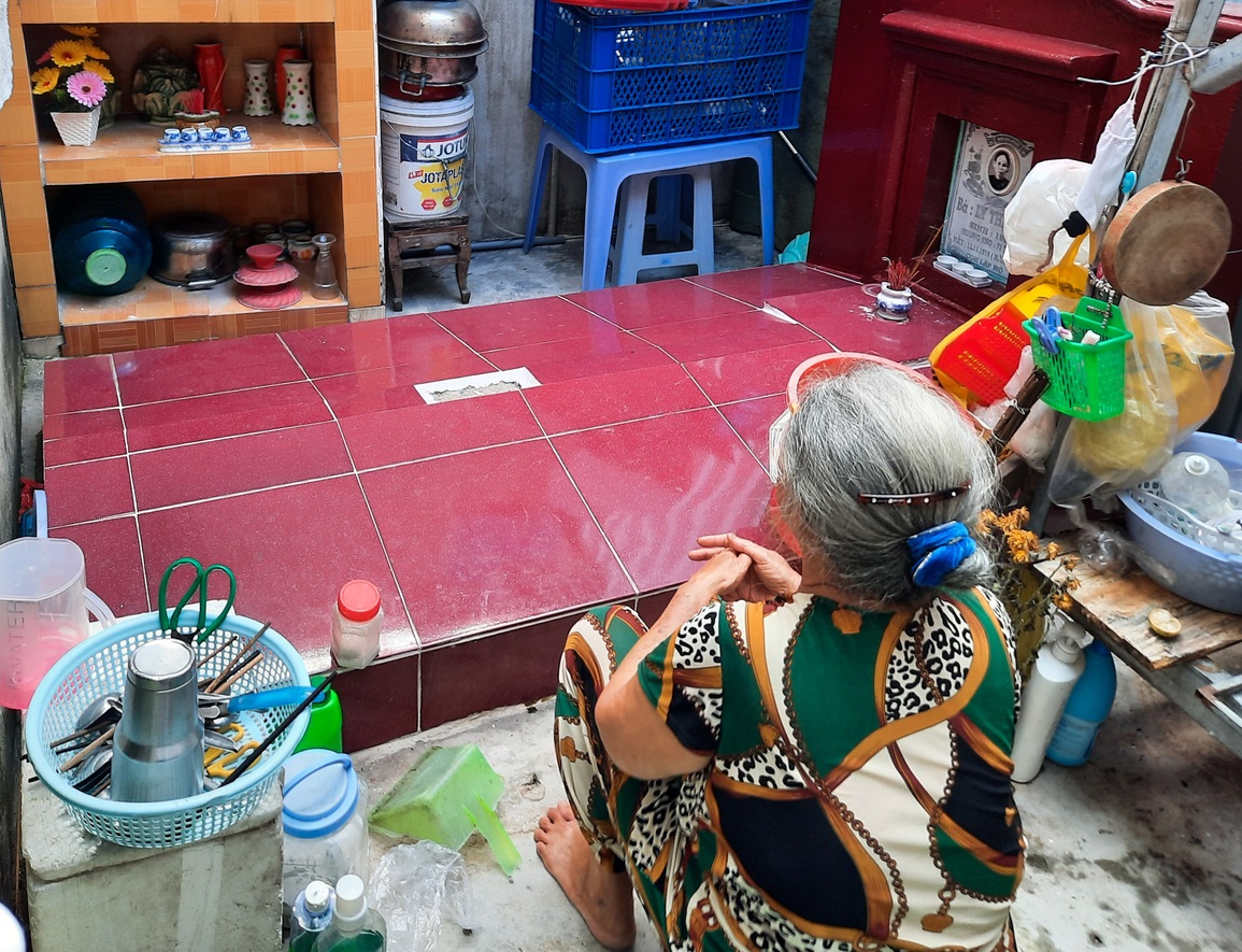 Túng quẫn tuổi xế chiều, cụ bà liều dựng lều sống cùng 5 ngôi mộ người thân - 4 Túng quẫn tuổi xế chiều, cụ bà liều dựng lều sống cùng 5 ngôi mộ người thân - 4