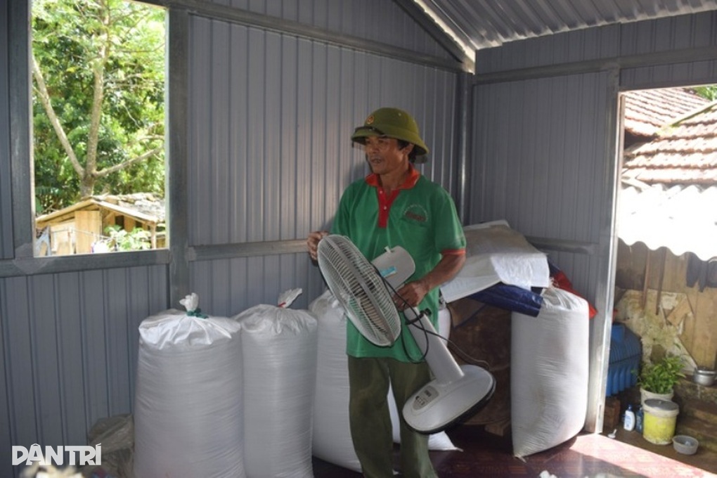 Phó Chủ tịch tỉnh Đắk Lắk: Những hành động thiết thực vì đồng bào vùng lũ - 3 Phó Chủ tịch tỉnh Đắk Lắk: Những hành động thiết thực vì đồng bào vùng lũ - 3