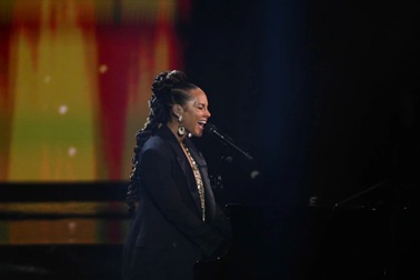 Alicia Keys trình diễn tại lễ trao giải VinFuture 2025