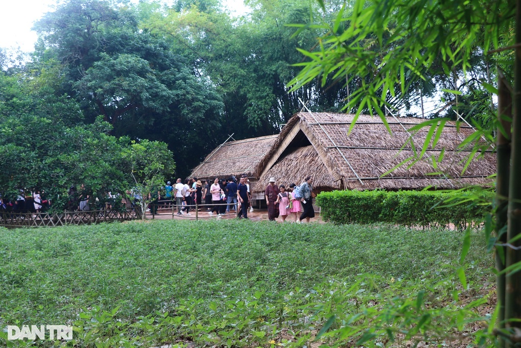 Tháng 5 thăm nơi triệu bước chân trở về - 2 Tháng 5 thăm nơi triệu bước chân trở về - 2