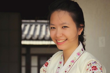 Hoa khôi tuổi Dậu làm "thủ lĩnh" tại ĐH Ngoại thương