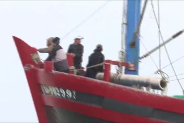 Cứu hộ tàu cá bị mắc cạn trên vùng biển Quảng Trị