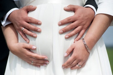 Ngại ngùng ăn cơm trước kẻng